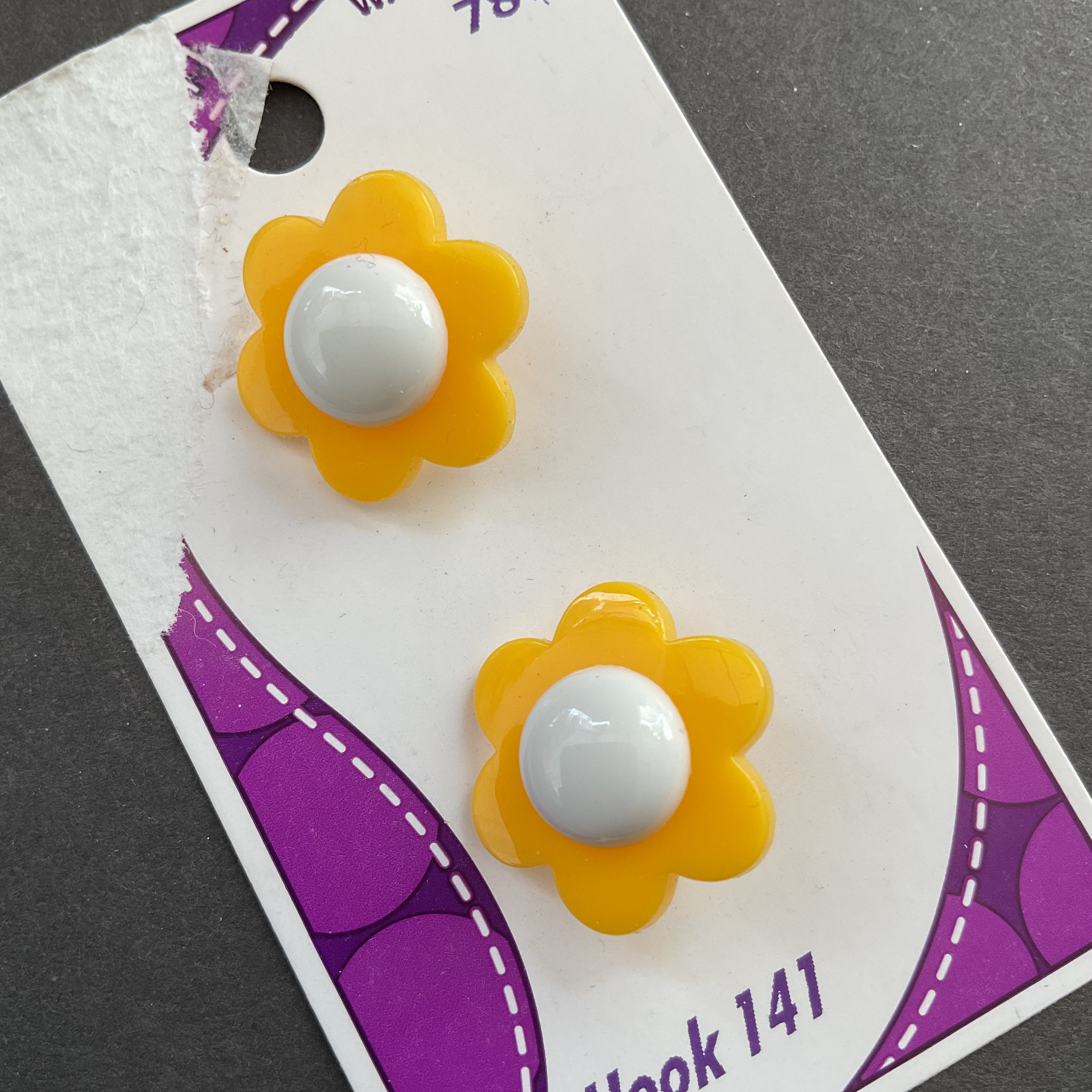 Le Bouton 141 Yellow Flower 7/8 Buttons 2 on Card - Avid Vintage