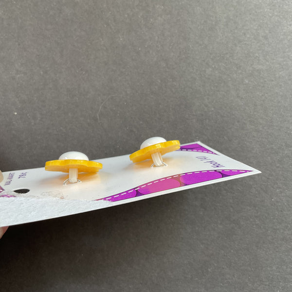 Le Bouton 141 Yellow Flower 7/8 Buttons 2 on Card