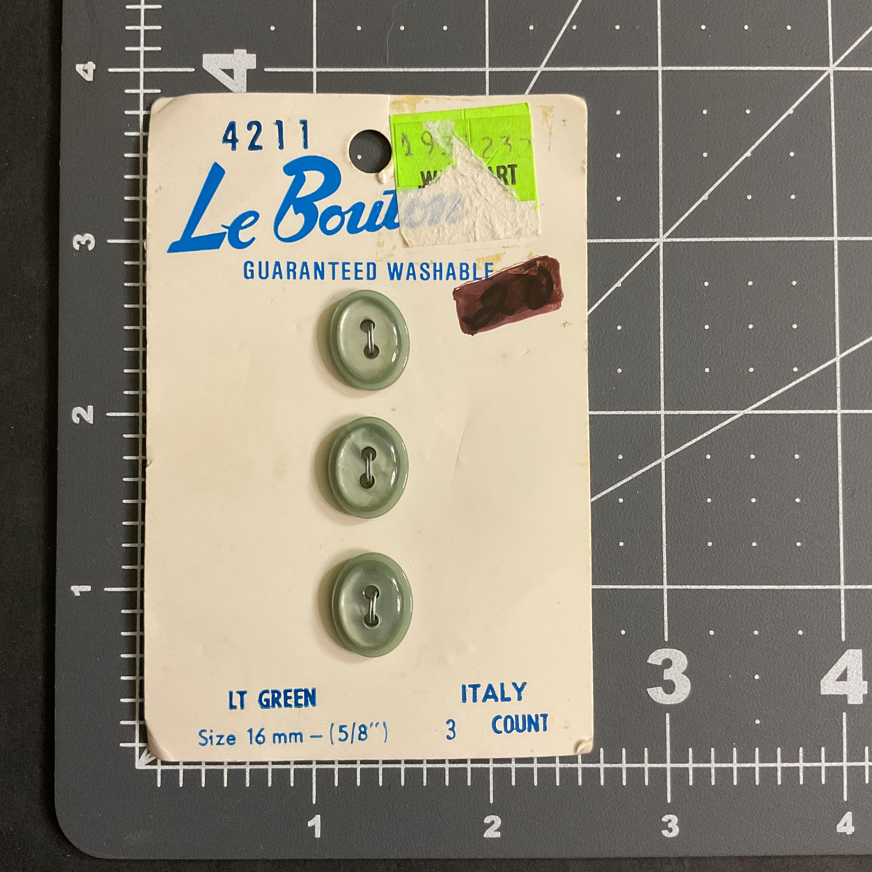 Le Bouton Light Green 2 Hole Oval Buttons 3 on Card