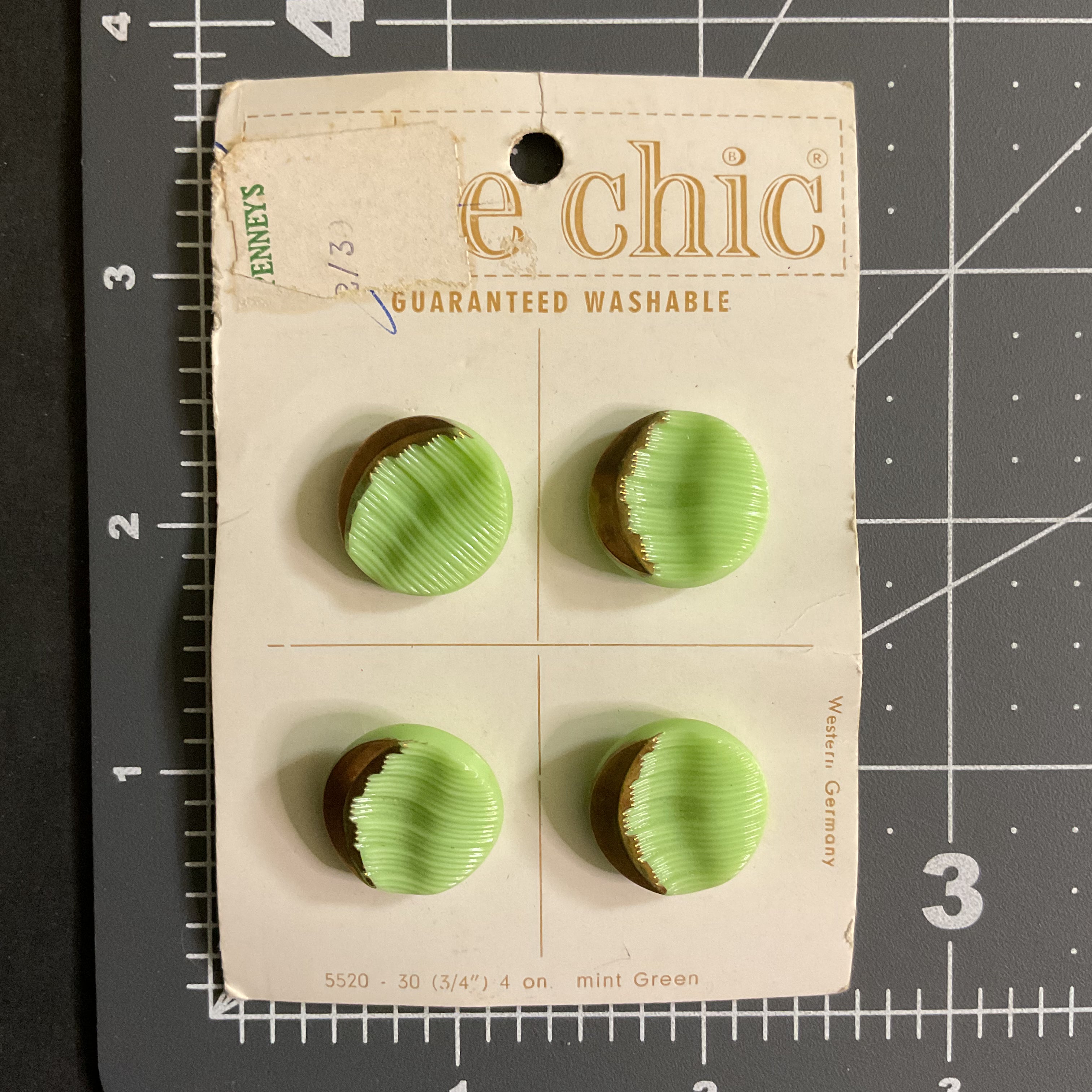 Le Chic Green Gold Shank Buttons 4 on Card No 5520