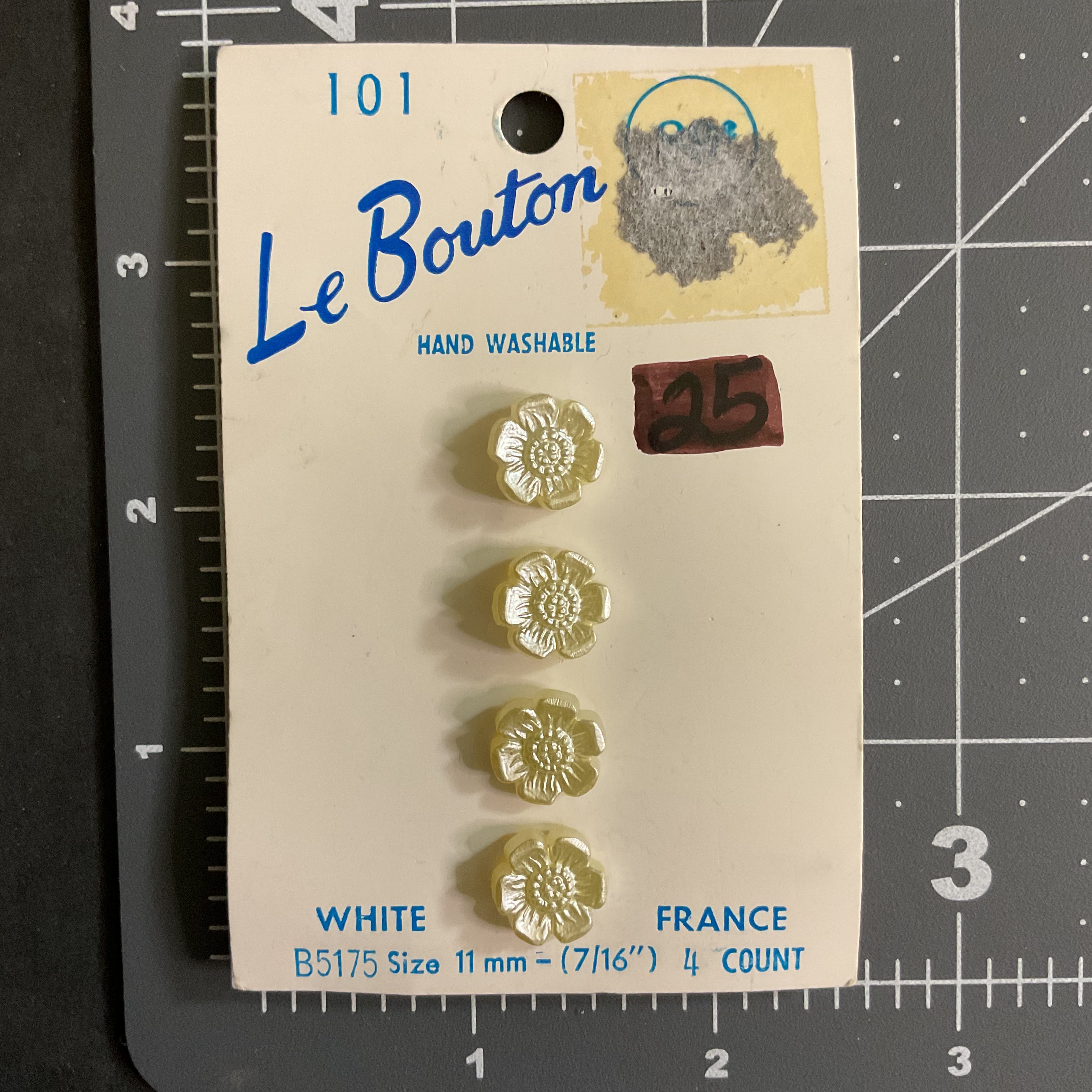 Le Bouton Novelty White Flowers Shank Buttons 4 on Card No B5175