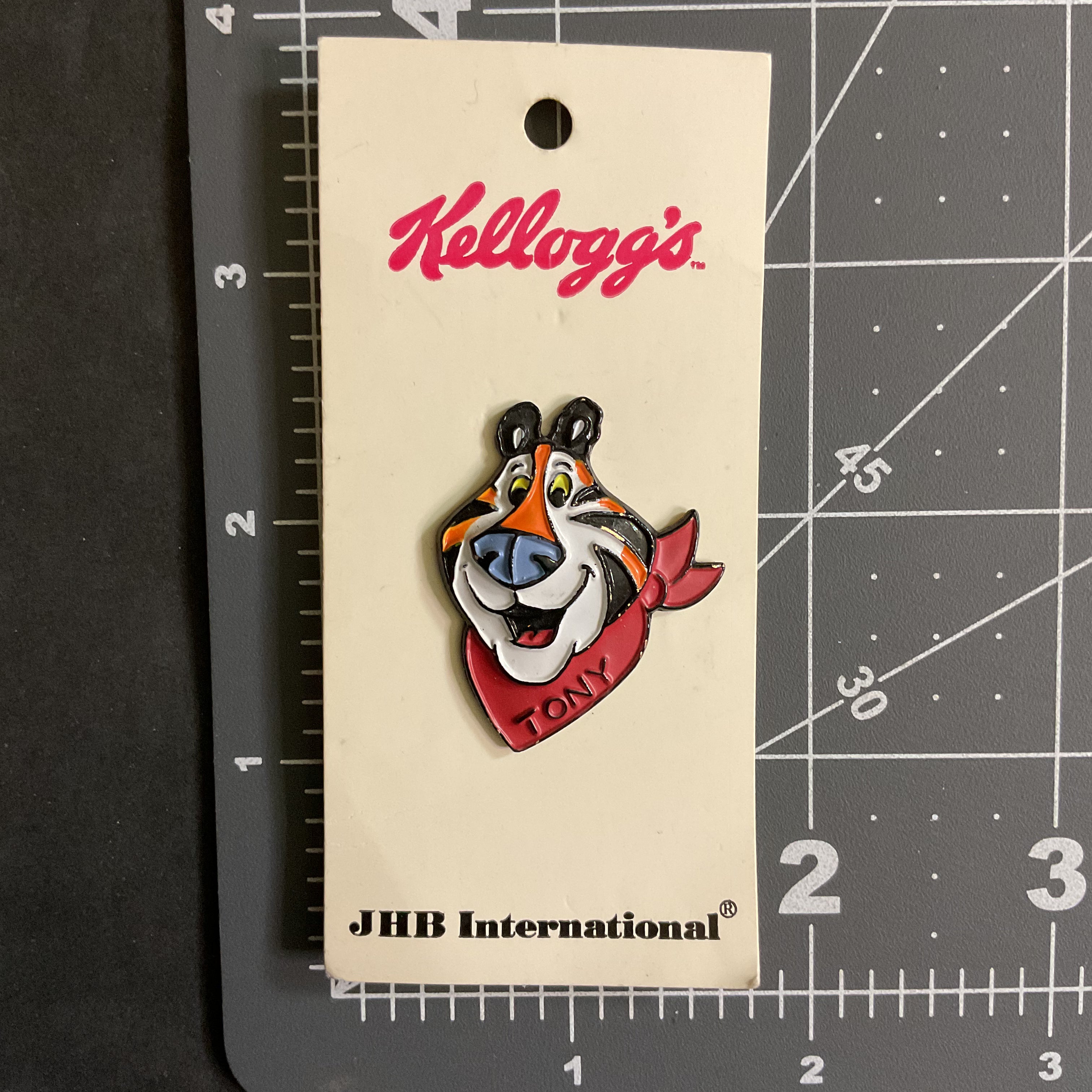 JHB 1997 Kellogg’s Tony the Tiger Shank Button 1 on Card - Avid Vintage