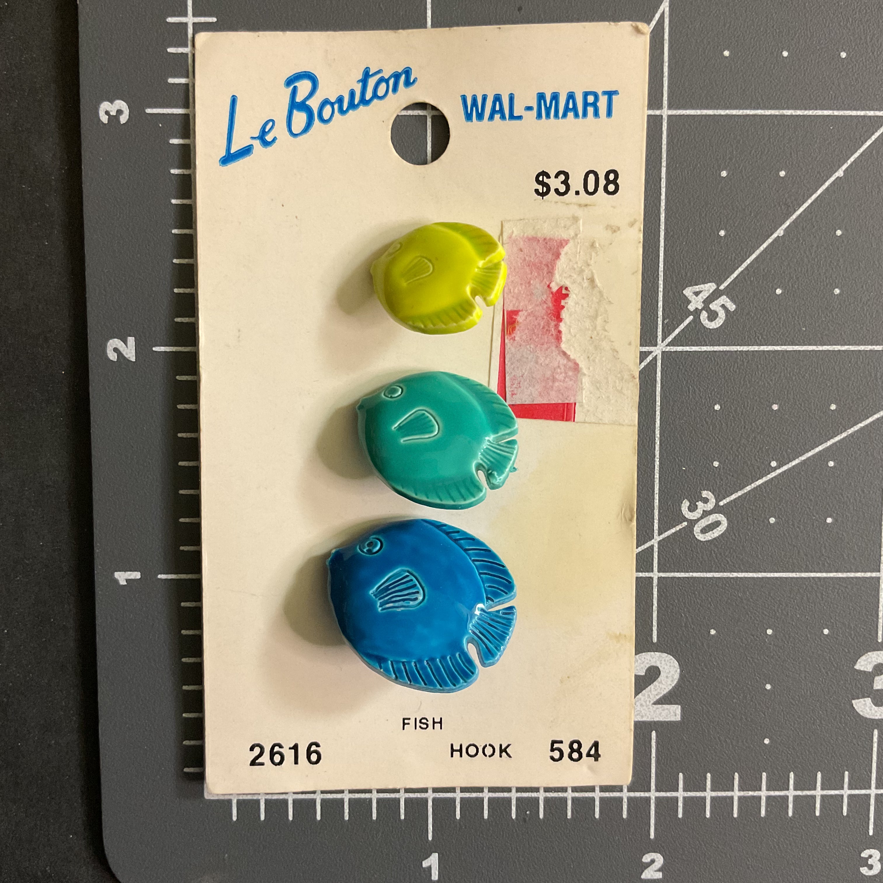 Le Bouton Novelty Fish Shank Buttons 3 on Card No 2616