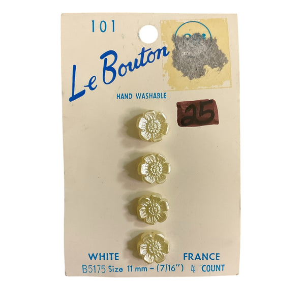 Le Bouton Novelty White Flowers Shank Buttons 4 on Card No B5175