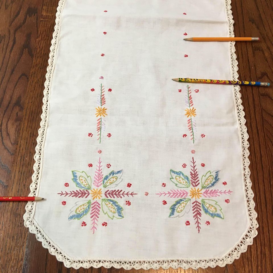 Vintage Hand Embroidered Table Runner Dresser Scarf Floral Leaves Croc Avid Vintage Vintage Hand Embroidered Table Runner Dresser Scarf Floral Leaves Croc Avid Vintage