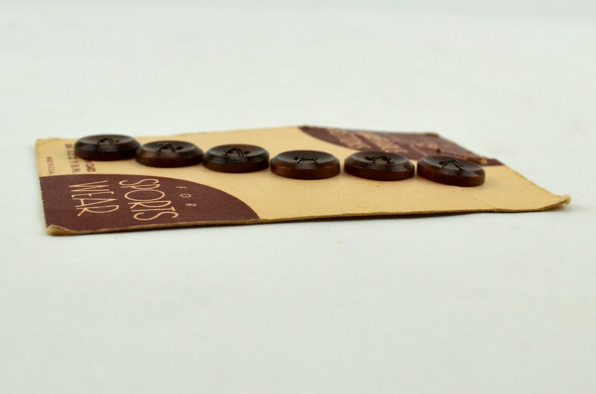 Vintage Le Chic Carded Brown Buttons for Sports Wear 6 on Card No 560 Size 22 - Avid Vintage